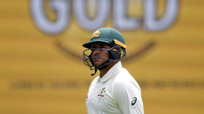 Australia's batsman Usman Khawaja walks off after being dismissed by England on the fourth day of the fourth Ashes cricket Test match at the MCG in Melbourne on December 29, 2017. / AFP PHOTO / WILLIAM WEST / --IMAGE RESTRICTED TO EDITORIAL USE - STRICTLY NO COMMERCIAL USE--