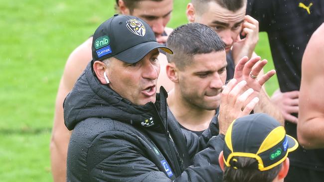 Richmond FC training at Punt Rd oval. New coach for the 2024 season Adem Yze instructs the players. Picture: Ian Currie