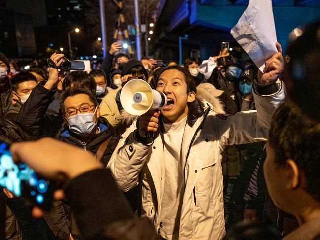 A demonstrator holds a blank sign and chants slogans during a protest in Beijing, China, on Monday, Nov. 28, 2022. Protests against Covid restrictions spread across China on Sunday as citizens took to the streets and university campuses, venting their anger and frustrations on local officials and the Communist Party. Source: Bloomberg