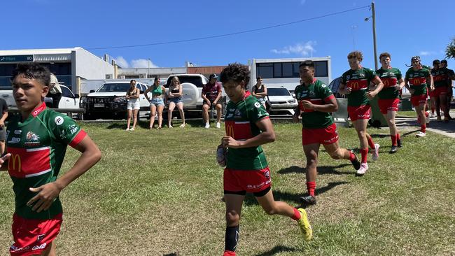 Wynnum-Manly Seagulls run onto the field.