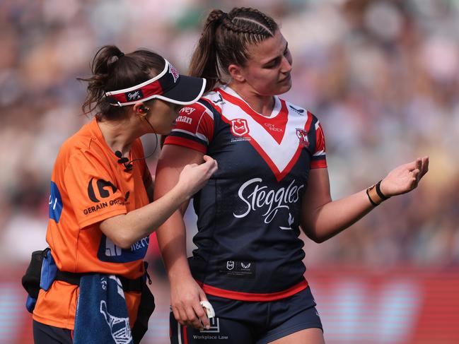 GOSFORD, AUSTRALIA - SEPTEMBER 03: Jessica Sergis of the Roosters leaves the field with a potential injury during the round seven NRLW match between Sydney Roosters and Parramatta Eels at Industree Group Stadium, on September 03, 2023, in Gosford, Australia. (Photo by Scott Gardiner/Getty Images)