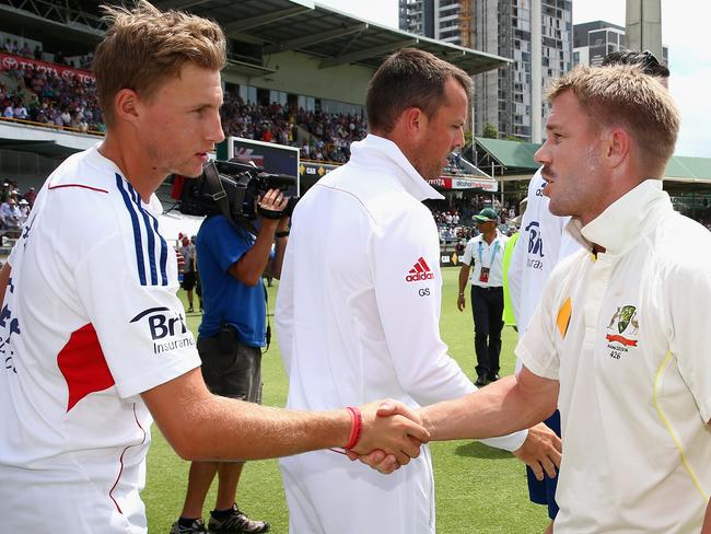 Shane Warne says David Warner (R) and Joe Root (L) are the key men for their teams.