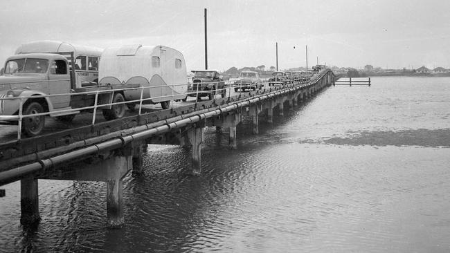 1950: Homeward-bound after Easter on the Gold Coast: Vehicles on the Pacific Highway at Southport's Jubilee Bridge.