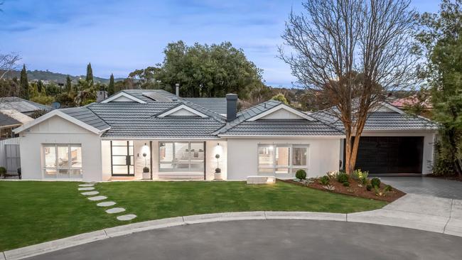 14 Glenview Place, Lysterfield was heading under the hammer.