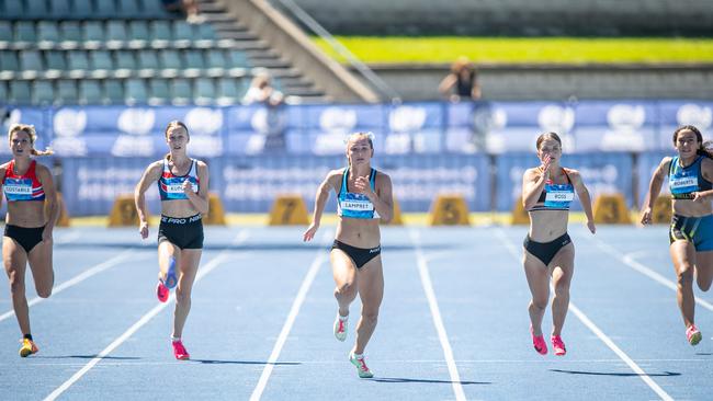 Under 17 200m final. ,