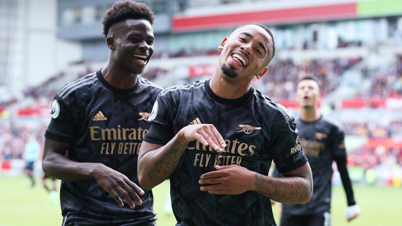 BRENTFORD, ENGLAND - SEPTEMBER 18: Gabriel Jesus of Arsenal celebrates with teammate Bukayo Saka after scoring their side's second goal during the Premier League match between Brentford FC and Arsenal FC at Brentford Community Stadium on September 18, 2022 in Brentford, England. (Photo by Richard Heathcote/Getty Images)