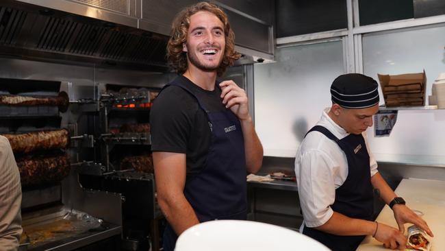 Stefanos Tsitsipas whipping up a Tsitsipas Souvlaki at Stalactites to raise money for bushfire-ravaged communities.