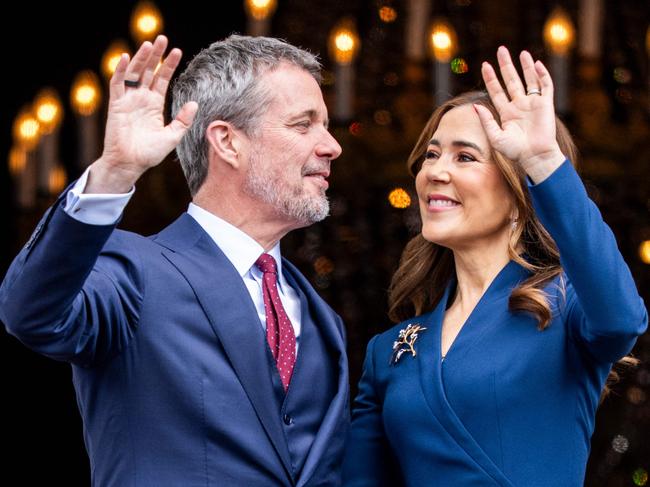 King Frederik X of Denmark and Queen Mary of Denmark wave from the balcony of Frederik VIII's Palace on the occasion of the king's 57th birthday at Amalienborg Palace in Copenhagen, Denmark, on May 26, 2025. (Photo by Ida Marie Odgaard / Ritzau Scanpix / AFP) / Denmark OUT