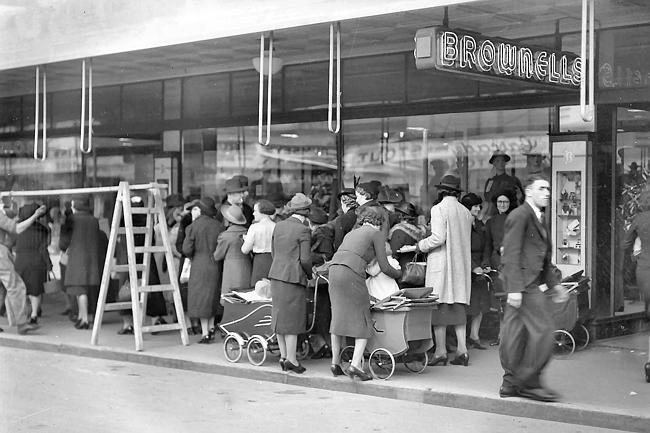Business as usual for shoppers at Brownells store in Liverpool Street, Hobart, in September 1939.