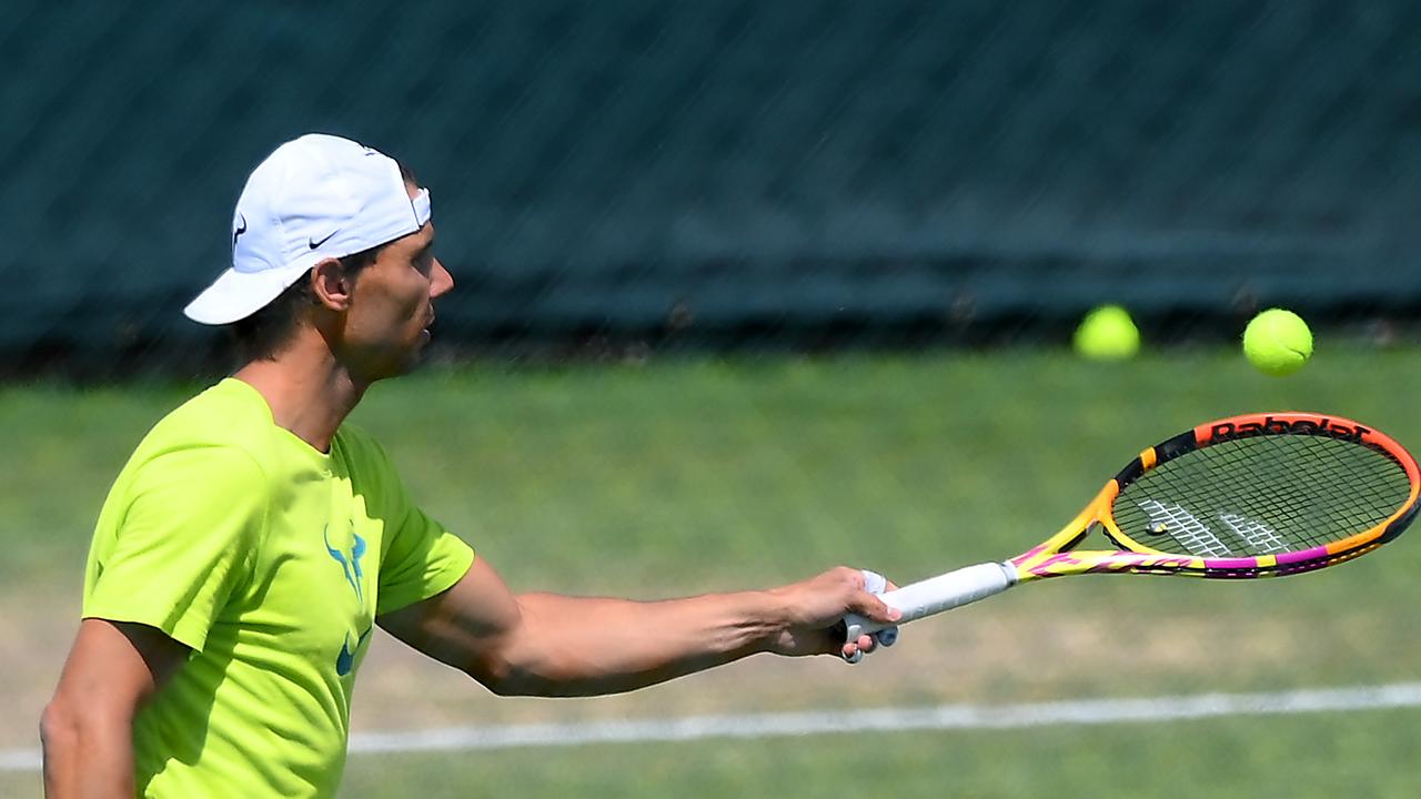 Rafael Nadal s’entraîne, sert devant la demi-finale de Nick Kyrgios Wimbledon, déchirure abdominale de 7 mm, planifiera-t-il, retraite