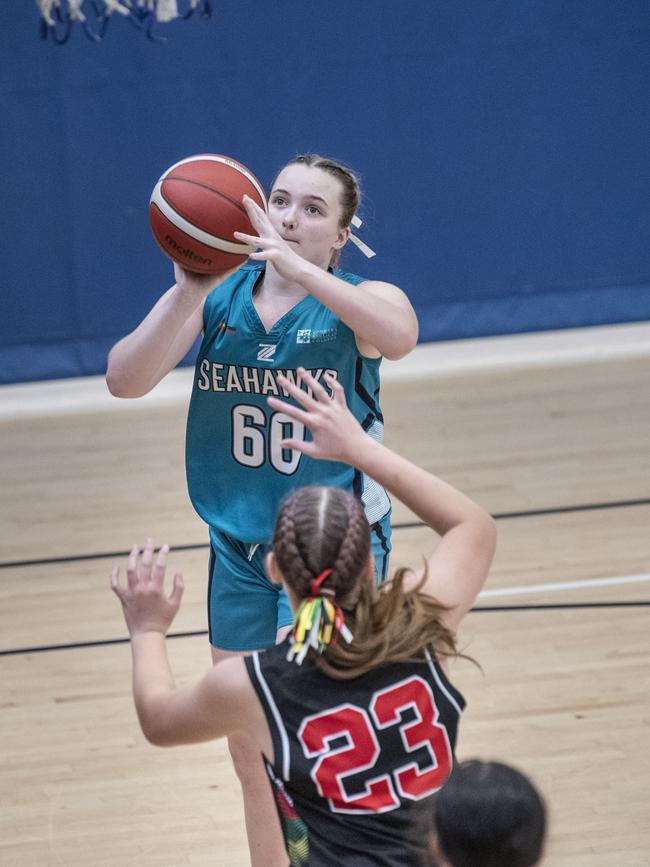 Amelia Leach for Seahawks. Div 2 Gold Medal Match North Gold Coast Seahawks Teal vs Southern Districts Titans. Under 16 Girls State Basketball Championships. Friday, April 15, 2022. Picture: Nev Madsen.