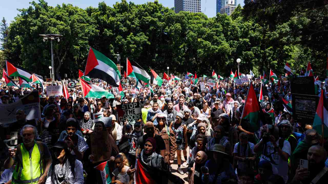 Binlerce Filistin yanlısı protestocu “utanç, İşçi Partisi utancı” diye slogan atarken, Yahudi grubu Arnavutluk hükümetine yeni Hamas yaptırımları nedeniyle övgüde bulundu.
