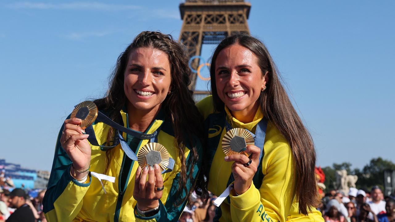 Jessica and Noemie Fox pose with their medals during the Paris 2024 Olympic Games. Picture: Jack Guez / AFP.