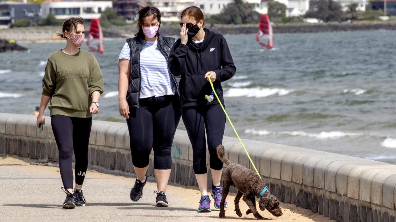 Melburnians wearing face masks at Elwood Beach on November 7, before easing of mask restrictions. Picture: NCA NewsWire