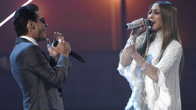 The chemistry is still strong with these two after they shared a friendly kiss at Thursday night’s Latin Grammy Awards.