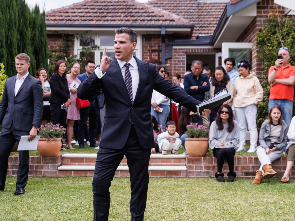 SYDNEY, AUSTRALIA - NewsWire Photos OCTOBER 28, 2023: Weeknd auction at 8 The Chase Rd, Turramurra. The house sold for 5,525,000 dollars, well over the reserve. The Auctioneer is Troy Malcolm. Picture: NCA NewsWire / David Swift