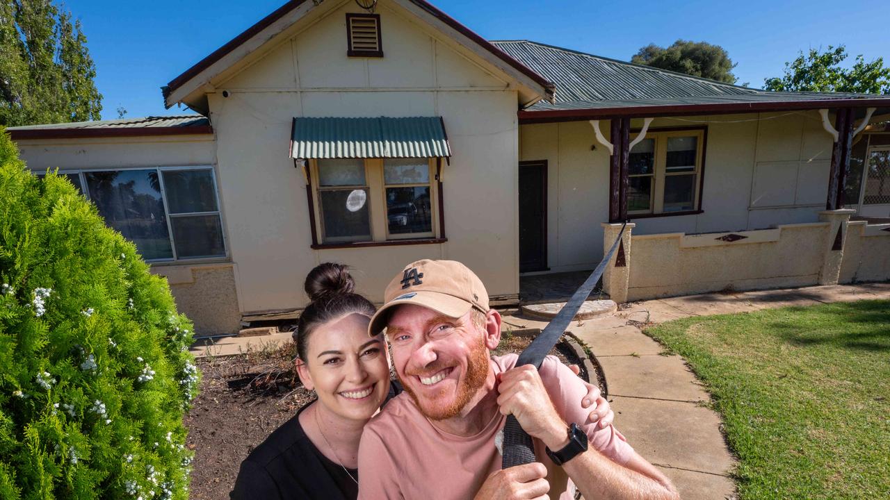 Why Aussie family is selling their house for just $5000