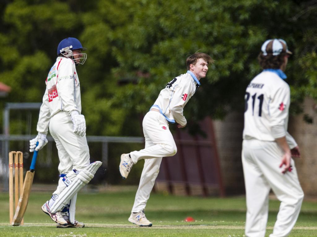 Rylan Martin bowls for Western Districts.