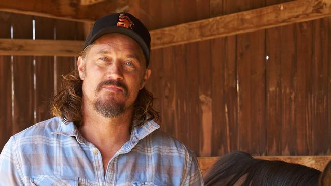 Travis Fimmel is getting behind Flanno for a Farmer