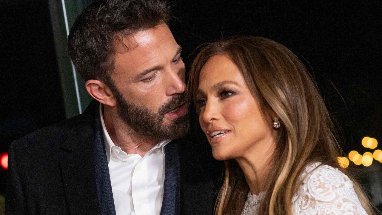 ‘Kissing’: Affleck and Lopez reunited