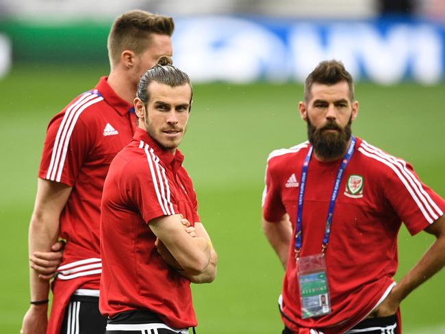Wales' midfielder Joe Ledley (R), and Wales' forward Gareth Bale (C) attend a training session on June 19, 2016 at the Stadium of Toulouse, on the eve of the Euro 2016 Group B football match between Russia and Wales.  / AFP PHOTO / MARTIN BUREAU