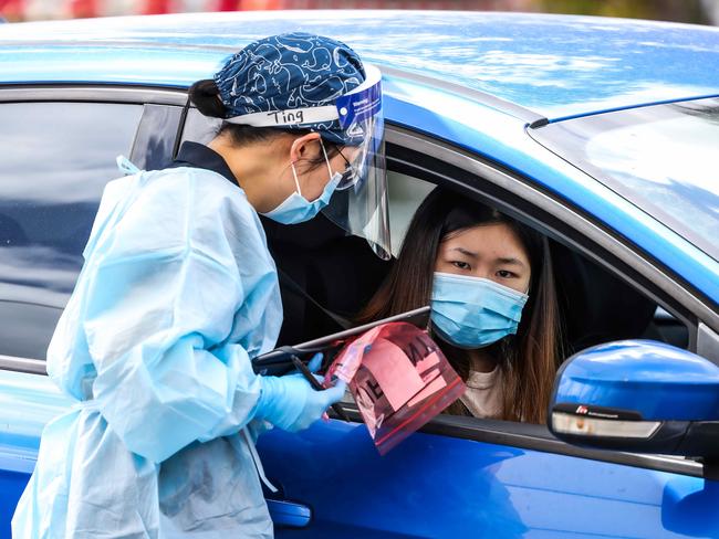 MELBOURNE, AUSTRALIA - NewsWire Photos NOVEMBER 17, 2020 : COVID-19 pop up test sites across Melbourne. An official takes details as cars line up at the testing site at Preston Darebin Arts Centre Carpark. Picture : NCA NewsWire / Ian Currie