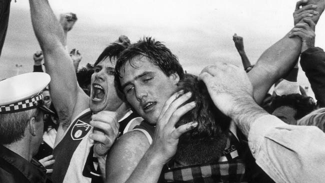 Captain Frawley and Tony Lockett after a St Kilda victory over Hawthorn in 1990.