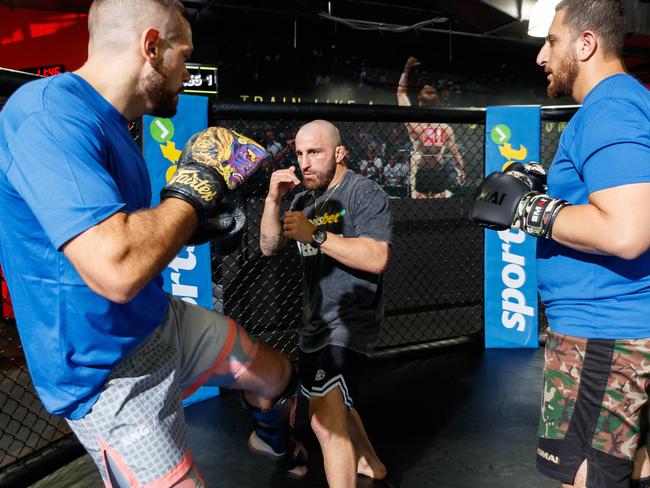 Volkanovski taking a training session with local fighters at UFC Gym in Sydney. Picture: Max Mason-Hubers