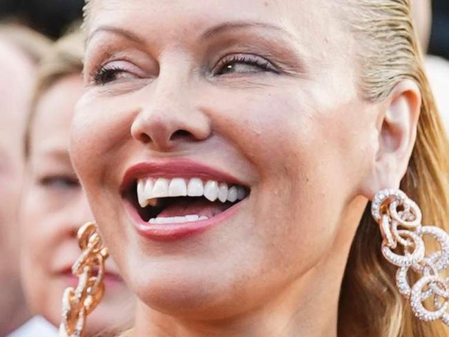 US-Canadian actress Pamela Anderson poses as she arrives on May 20, 2017 for the screening of the film '120 Beats Per Minute (120 Battements Par Minute)' at the 70th edition of the Cannes Film Festival in Cannes, southern France.  / AFP PHOTO / Alberto PIZZOLI