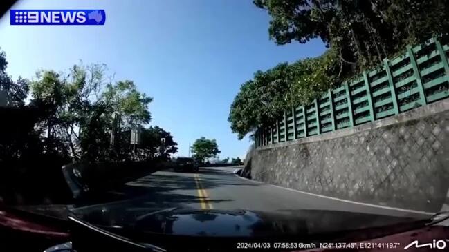 Terrifying footage show cars caught in landslide in Taiwan (9 News)