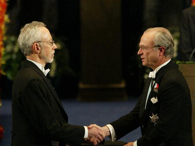 South African author JM (John Maxwell) Coetzee (L) receives the Nobel Prize in literature from King Carl Gustaf of Sweden at the Concert Hall in Stockholm 10/12/03.