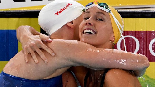 Emma McKeon of Australia (R) celebrates winning gold with Michelle Coleman of Sweden (L) after the Women's 50m Freestyle final at the FINA World Swimming Championships (25m) 2022 in Melbourne on December 17, 2022. (Photo by William WEST / AFP) / --IMAGE RESTRICTED TO EDITORIAL USE - NO COMMERCIAL USE--
