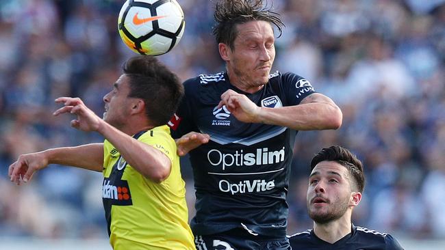 Mariners striker Asdrubal beats Victory defender Mark Milligan in the air. Picture: Getty Images
