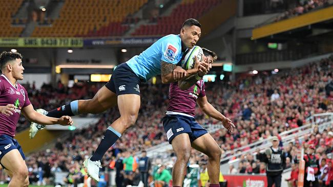 Israel Folau of the Waratahs (centre) takes a high kick ahead of Jayden Ngamanu of the Reds to score a try during the Round 16 Super Rugby match between the Queensland Reds and the NSW Waratahs at Suncorp Stadium in Brisbane, Saturday, June 2, 2018. (AAP Image/Dan Peled) NO ARCHIVING, EDITORIAL USE ONLY