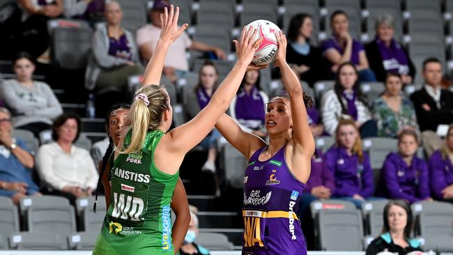 BRISBANE, AUSTRALIA – SEPTEMBER 02: Jemma Mi Mi of the Firebirds looks to pass during the round nine Super Netball match between the Queensland Firebirds and the West Coast Fever at Nissan Arena on September 02, 2020 in Brisbane, Australia. (Photo by Bradley Kanaris/Getty Images)