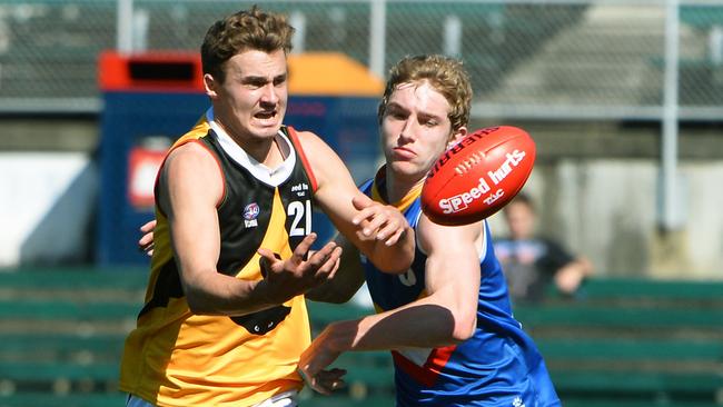Daniel Nielsen tries to spoil Matt Rennie during a TAC Cup match.