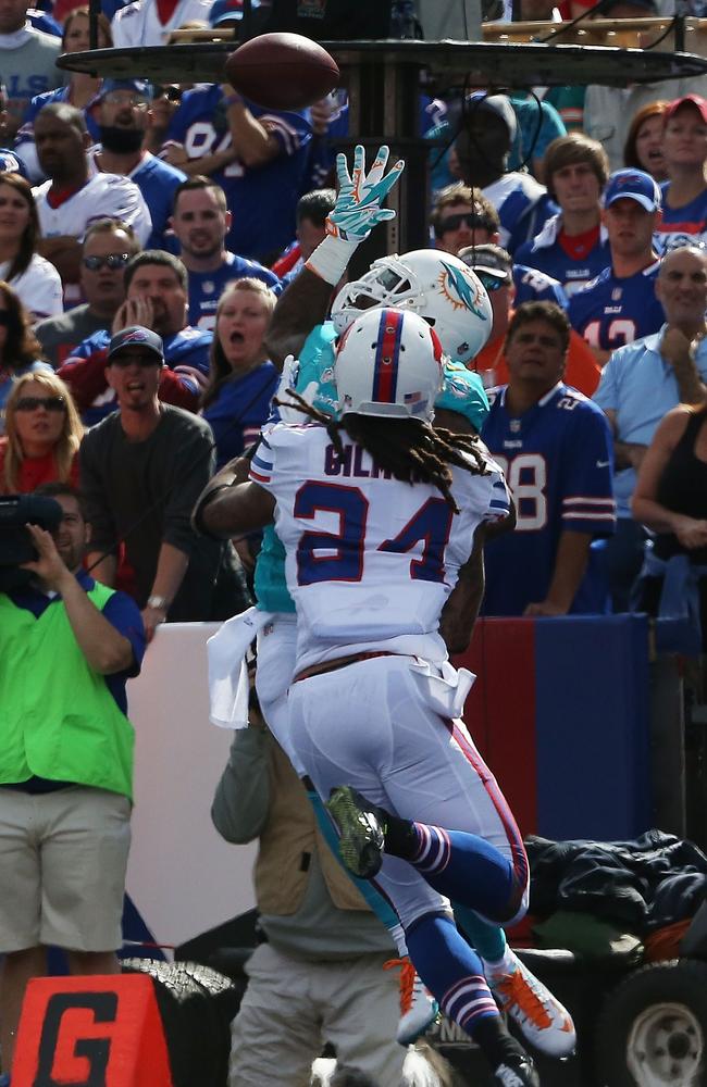 Mike Wallace makes an incredible catch despite close coverage from Stephon Gilmore #24 of the Buffalo Bills.