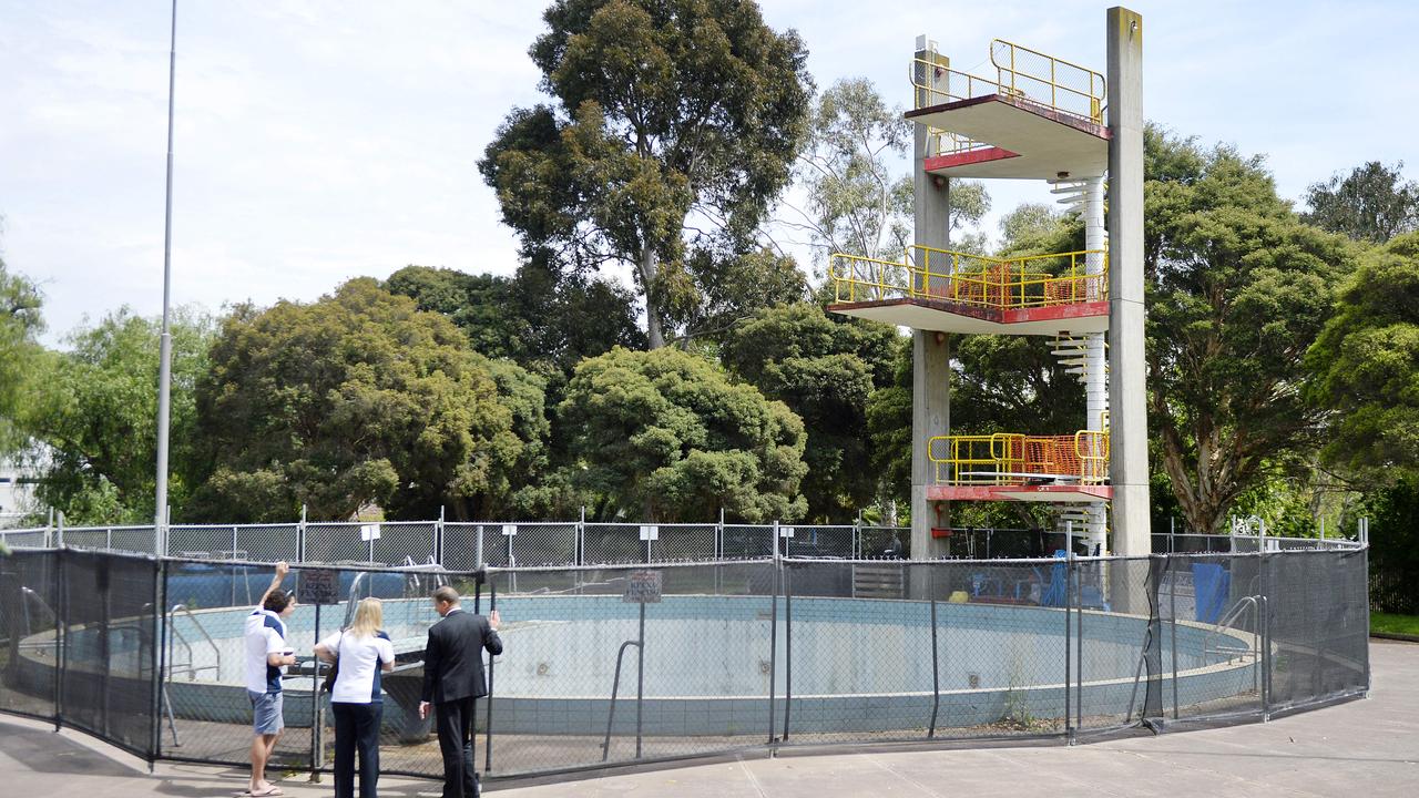 Harold deals holt pool