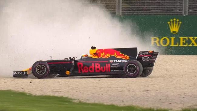 Daniel Ricciardo crashes out in Australian GP qualifying.