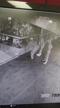 Teens attempt to break into Roma jewellers