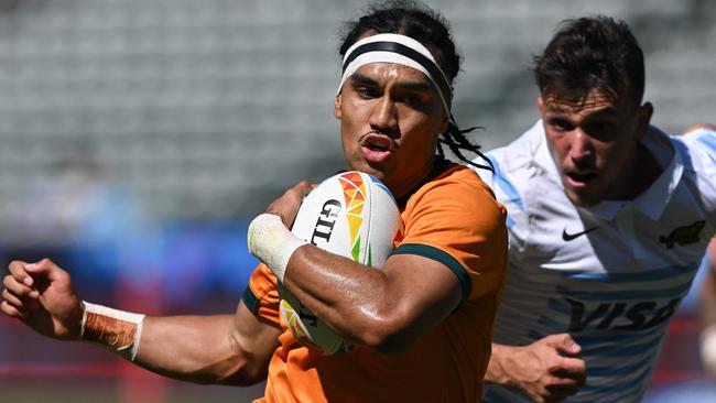 Australia's Dietrich Roache escapes Argentina's Tobias Wade to score on the World Sevens series.