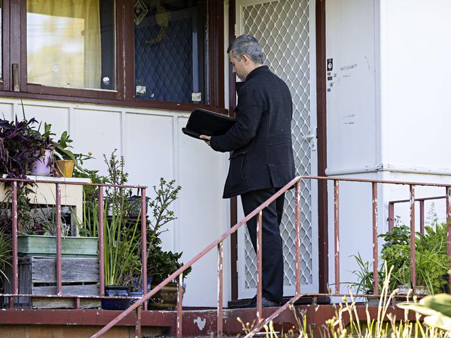 Detectives door knocking neighbors of the house where three teenagers were charged over Mr Mundy’s death in Tregear. Picture: Adam Yip