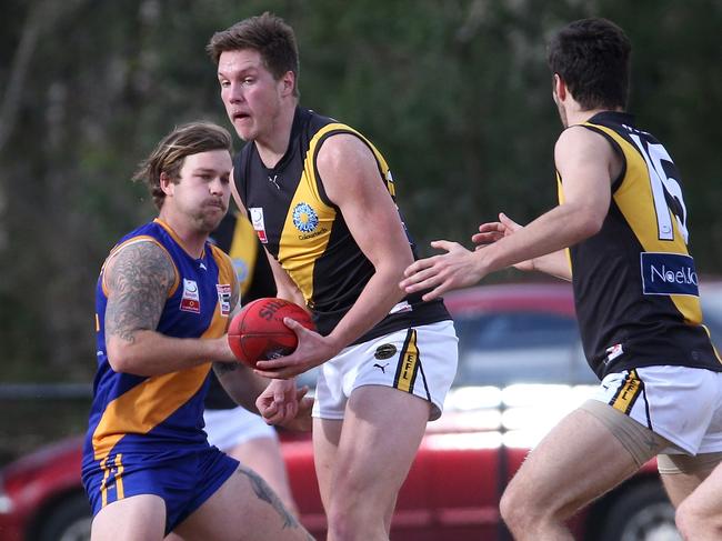 Carson MaCartney fires out a handball. Picture: Hamish Blair