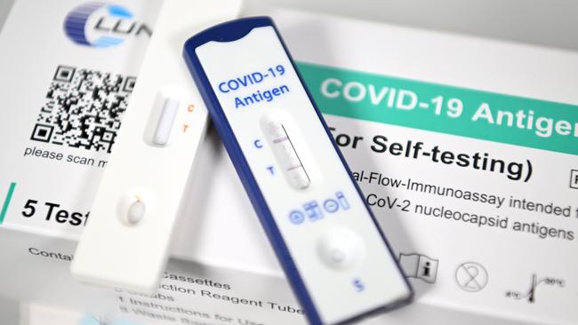 BRISBANE, AUSTRALIA - NewsWire Photos - FEBRUARY 17, 2022.A stock image of a positive result on a Covid-19 Rapid Antigen Test (RAT).Picture: NCA NewsWire / Dan Peled