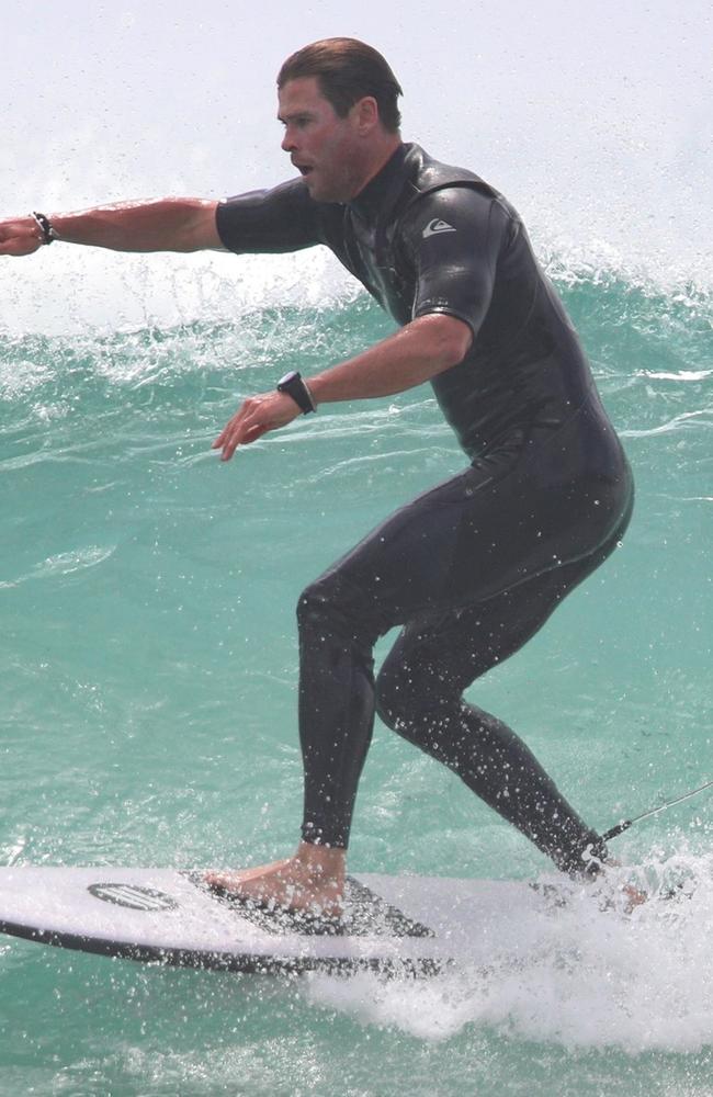 Chris Hemsworth and Elsa Pataky hit the beach in Byron Bay | news.com ...