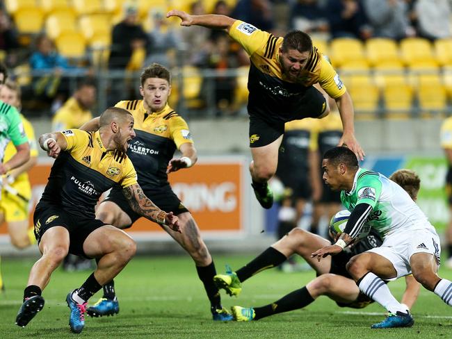 WELLINGTON, NEW ZEALAND - MARCH 18: Aaron Smith of the Highlanders attepmts to break the defense of TJ Perenara, Beauden Barrett, Dane Coles and Jordie Barrett of the Hurricanes during the round four Super Rugby match between the Hurricanes and the Highlanders at Westpac Stadium on March 18, 2017 in Wellington, New Zealand. (Photo by Hagen Hopkins/Getty Images)