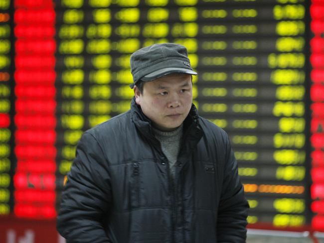 HUAIBEI, CHINA - JANUARY 07: (CHINA OUT) An investor observes stock market on January 7, 2016 in Huaibei, Anhui Province of China. Chinese shares slumped to a halt in half an hour on Thursday which was the second halt in the four trading days of 2016. The Shanghai Composite Index fell 245.96 points, or 7.32 percent, to halt at 3,115.89 points. (Photo by ChinaFotoPress/Getty Images)