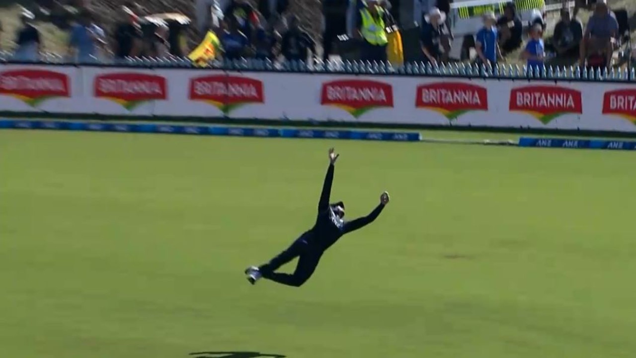 New Zealand batsman Martin Guptill takes a screamer to remove Sri Lankan all-rounder Thisara Perera.