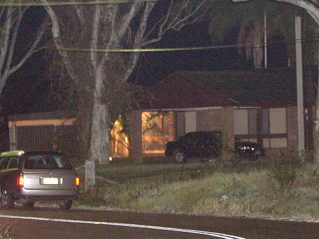 AUGUST 6, 2003 : Scene in early hours of morning after Jim Skouloudis was gunned down in an execution-style murder late previous night at his home at Kemps Creek, 06/08/03. Pic Bill Hearne.  NSW / Crime