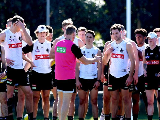 SUNSHINE COAST, AUSTRALIA - AUGUST 05: Coach Nathan Buckley talks tactics with his players during a Collingwood Magpies AFL training session at Maroochydore Multi Sports Complex on August 05, 2020 in Sunshine Coast, Australia. (Photo by Bradley Kanaris/Getty Images)